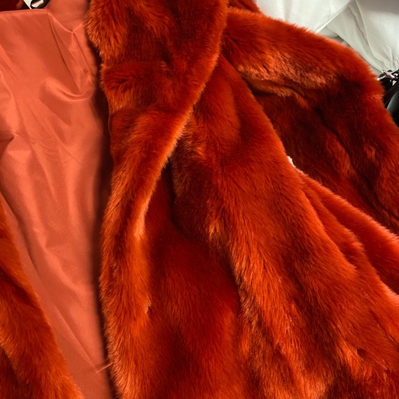 Red fur coat - Picture 5 of 6